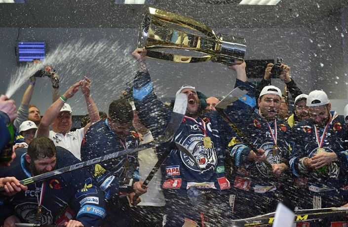 Hokejisté Liberce slaví historický titul.