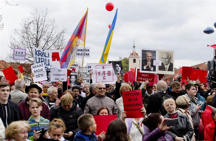 Tibetská vlajka, �ervené trenýrky i karty na Husov� nám�stí v Beroun�.