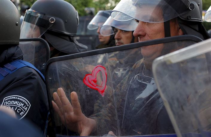 Protivládní bou�e v Makedonii - a jejich nezbytná kulisa, policejní t�kood�nci.