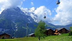 Zaátek turistických tras z Grindelwaldu kopíruje cestu lanovky