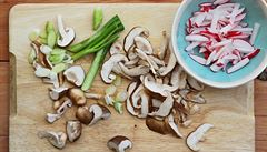 Shiitake houby, jarní cibulka a �ervená �edkvi�ka do polévky miso