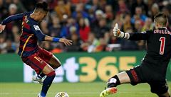 Barcelona vs. Sporting Gijon (Neymar ped brankáe Cuellarem).
