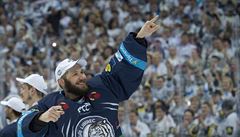 Ján Laák líbá mistrovský pohár