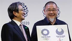 Designér Asao Tokolo (vpravo) s novým logem pro OH 2020 a paralympiádu v téme...