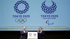 Designér Asao Tokolo (vpravo) s novým logem pro OH 2020 a paralympiádu v téme...