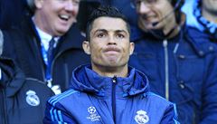 Cristiano Ronaldo na stídace pi zápase Manchesteru City a Realu Madrid.
