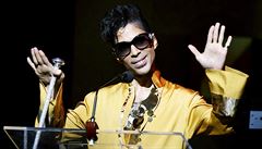 Hudebník Prince pi oslavách 75. narozenin newyorkského divadla Apollo.