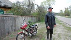Nikolaj, poák ze sousední vesnice, který do vesnic u ernobylu vozí potu....