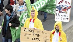 Demonstranti v pevleku za kuata demonstrují proti TTIP