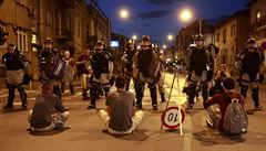 Protestující sedí před policejním kordonem, který zablokoval jednu z ulic v...