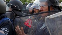 Protivládní bouře v Makedonii - a jejich nezbytná kulisa, policejní těžkooděnci.