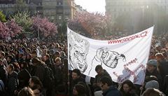 Kritika se snesla také na prezidenta Miloe Zemana. Podle demonstrant...