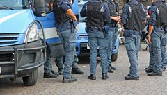 Italská policie zadržela několik lidí. Měli plánovat útoky nebo se přidávat k IS