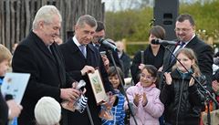 Andrej Babi (ANO) dostal od Miloe Zemana obrázek s ápem.