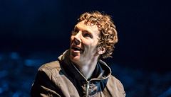 Benedict Cumberbatch jako Hamlet v londýnském Barbican Theatre.