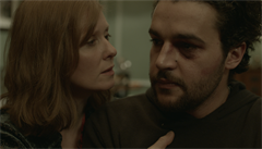 Cynthia Nixon a Christopher Abbott ve filmu James White.