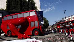 Kontroverzní výtvarník David erný vyrobil z londýnského autobusu mechanickou...