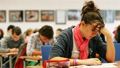 Podzimní termín maturitních testů nezvládla skoro polovina studentů