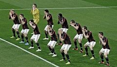 Fotbalisté AC Milán tancují haku jako součást reklamy na Niveu. | na serveru Lidovky.cz | aktuální zprávy