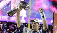 �ampioni. Tom Brady z New England Patriots s trofejí pro vít�ze.