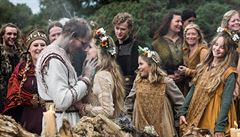 Vikingové se rádi bavili a mli rádi barevné obleení.  Severskou svatbu si...