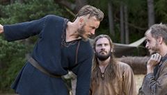 Mladý Ragnar Lothbrok (Travis Fimmel) vymýlí, jak peplout z Dánska pes moe...