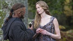 Král Ragnar (Travis Fimmel) potkává osudovou enu - královnu Aslaug (Alyssa...