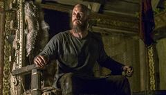 Král Ragnar Lothbrok (Travis Fimmel), jeho svazuje tíha vládnutí.