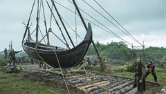Vrcholná akce tvrté série: Vikingové penáejí lod pes pevninu, aby...