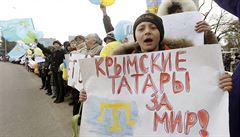 Krymtí Tatai za mír! Proukrajinská demonstrace na Krymu (archivní snímek z...
