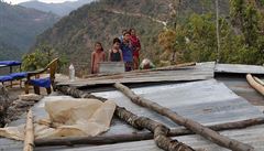 Obyvatelé Nindalu pili o zásobárnu vody, která se nachází na vrcholku nad...