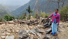 Obyvatelka Nindalu Hari Lakmí réthová ukazuje, kde stával její pvodní dm.