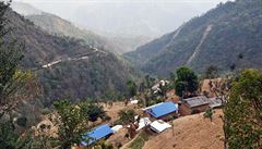 Nepálská vesnice Nindal leí hluboko v kopcích a lesích asi tyi hodiny cesty...