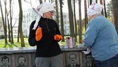 Paní Ludmila (vlevo) a Halina u památníku obtí katastrofy.