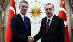 Generální tajemník NATO Jens Stoltenberg (vlevo) ruku v ruce s tureckým...