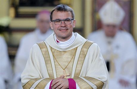 Funkce nového plzeského biskupa se 30. dubna ujal Tomá Holub (na snímku po...