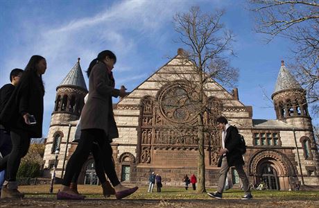 Studenti se prochází v areálu Princetonské univerzity.