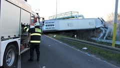 Pinou nehody autobusu u Kadan mohlo bt nedn pednosti. Autobus poniil horkovod