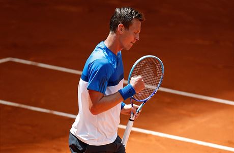 Tom Berdych proti Denisi Istominovi.