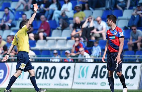 FK Mlad Boleslav - Viktoria Plze. Hlavn rozhod Radek Phoda udluje Alei...