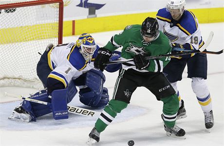 Jay Bouwmeester (19) bojuje s Radkem Faksou (12).