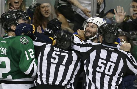 Paul Stastny (26) a Radek Faksa (12) v potyce.