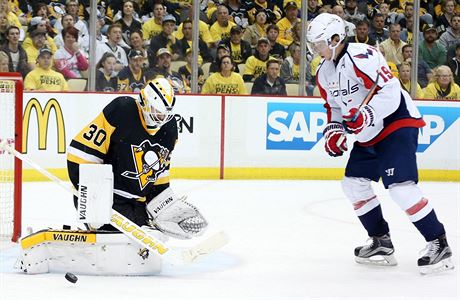 Branká Pittsburgh Penguins Matt Murray (30) zasahuje proti stele centra...