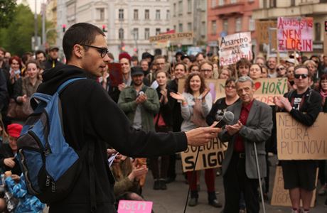 Demonstrace proti vyhotní anarchisty Igora evcova ped ministerstvem vnitra.