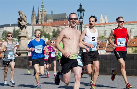Závodníci Praského maratonu 8. kvtna na Karlov most.