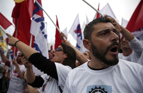 Demonstranti se na námstí Syntagma, které je astým místem protest, scházeli...