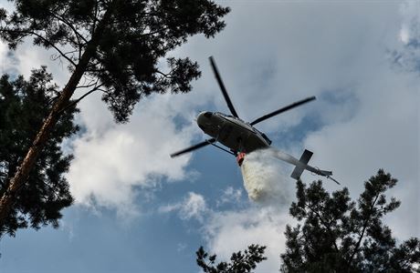 Haení poáru lesa z vrtulníku - ilustraní foto.