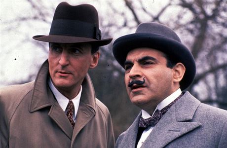 Hugh Fraser jako kapitn Hastings a David Suchet jako Hercule Poirot.