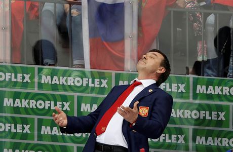 Ruský trenér Oleg Znarok nkolikrát zoufale zaklánl hlavu.
