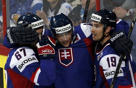 Radost slovenských hokejist, zleva Tomá Záborský, Roman Kukumberg a Michel...